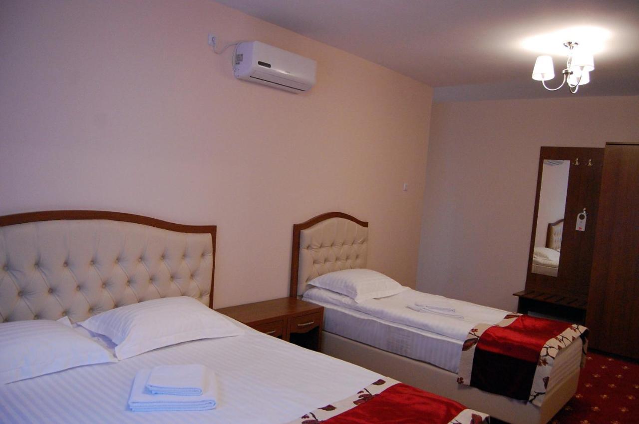 Hostel Paltinis Hunedoara Esterno foto