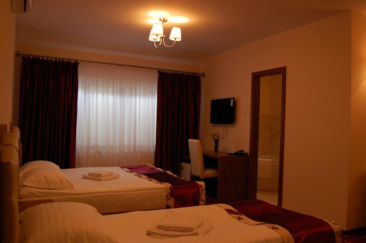 Hostel Paltinis Hunedoara Esterno foto