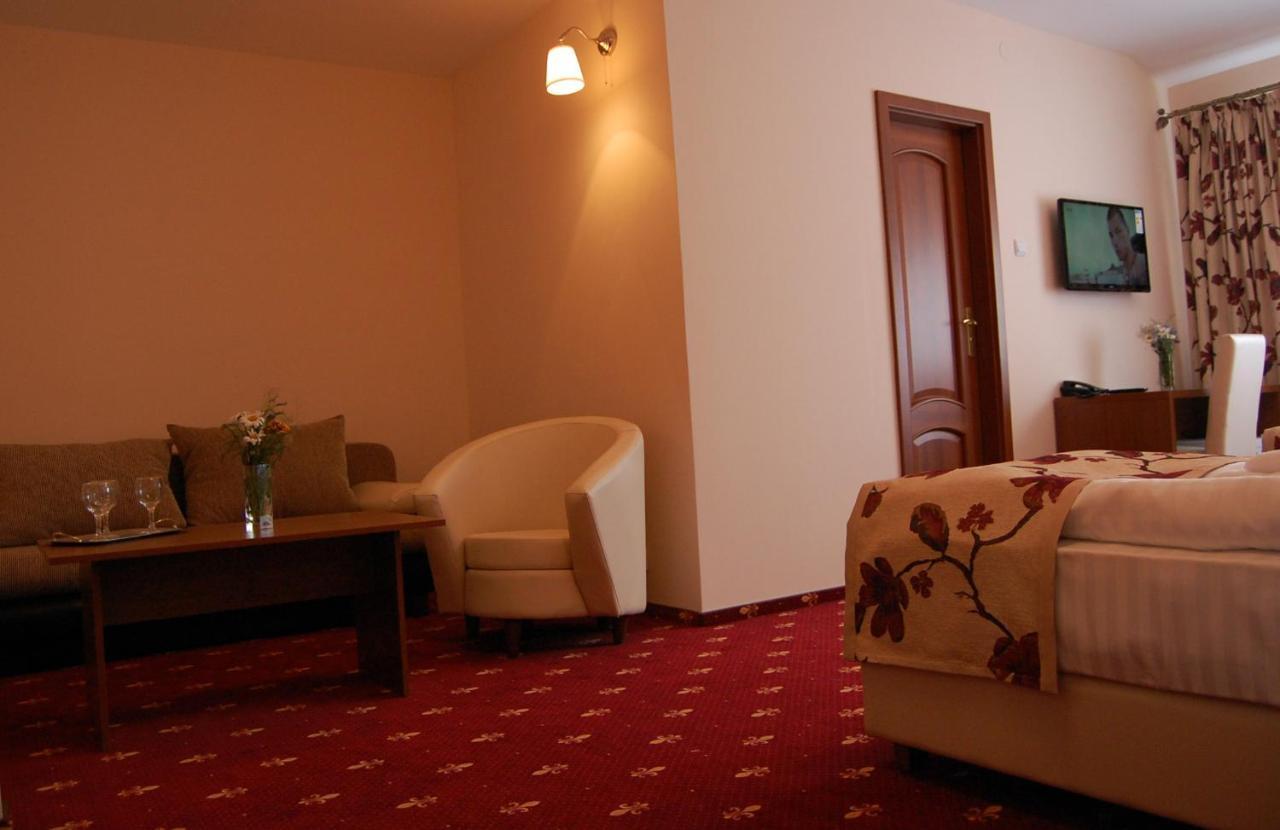 Hostel Paltinis Hunedoara Esterno foto