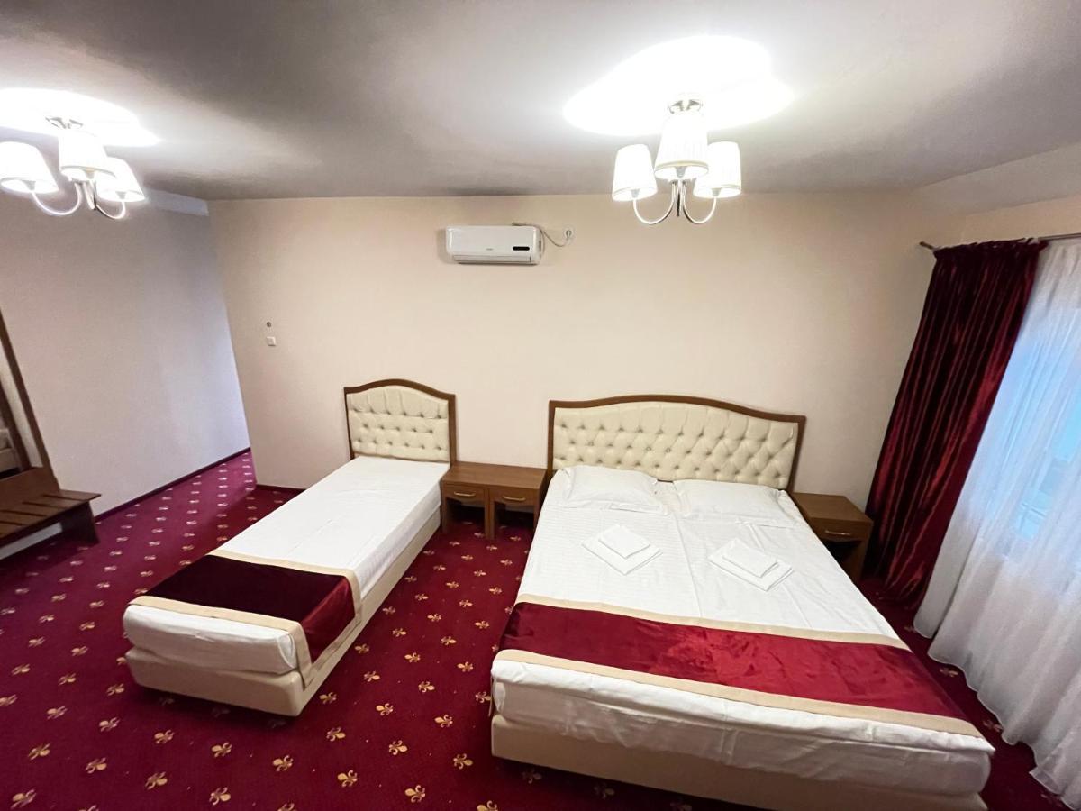 Hostel Paltinis Hunedoara Esterno foto