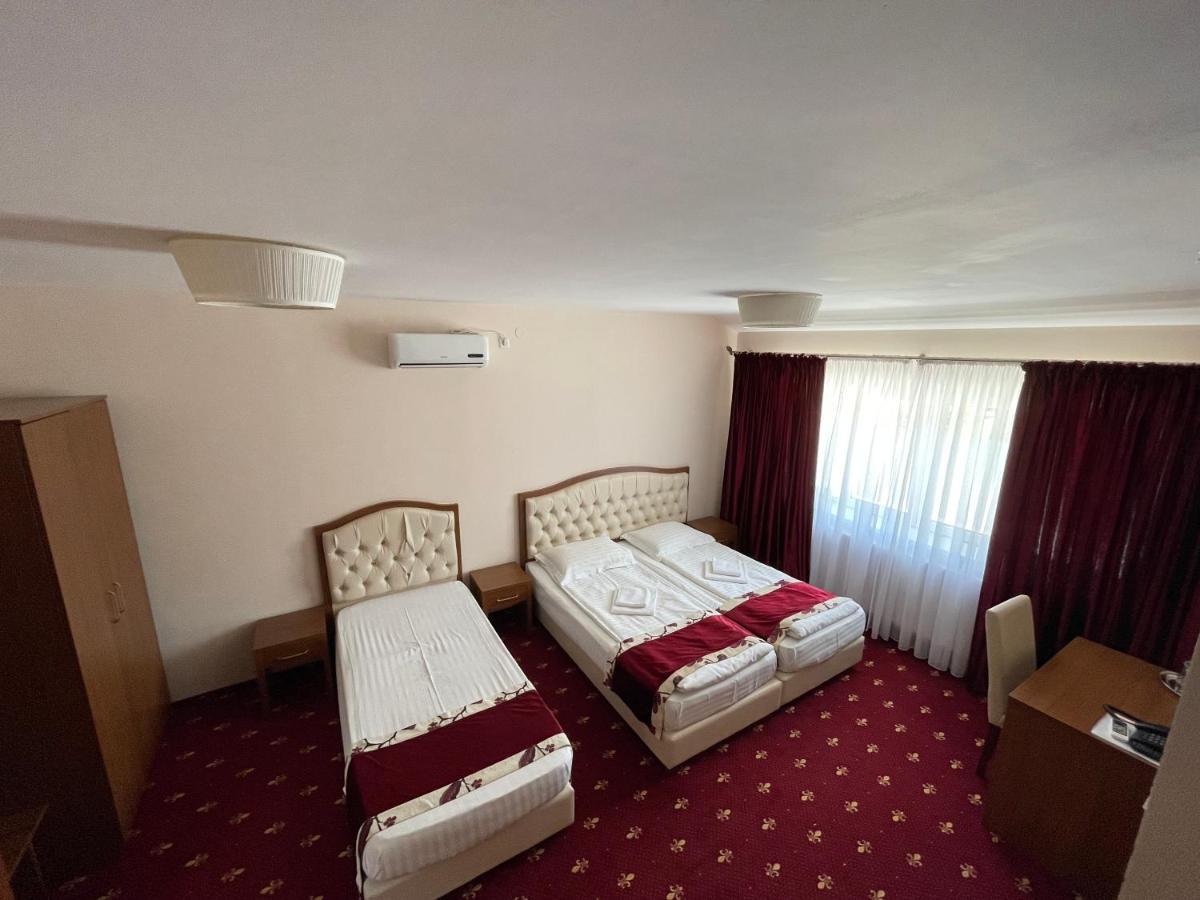 Hostel Paltinis Hunedoara Esterno foto