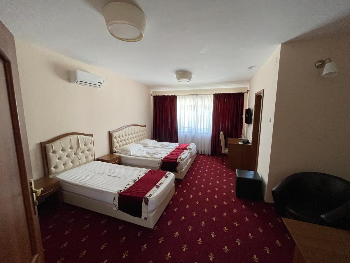 Hostel Paltinis Hunedoara Esterno foto