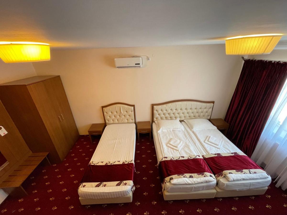Hostel Paltinis Hunedoara Esterno foto